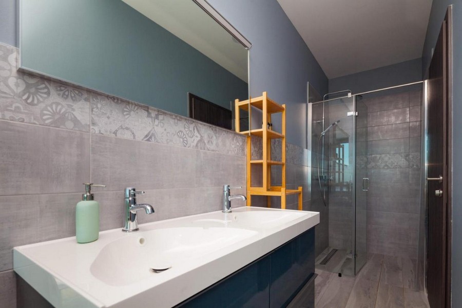 Salle de bains moderne avec double vasque et douche