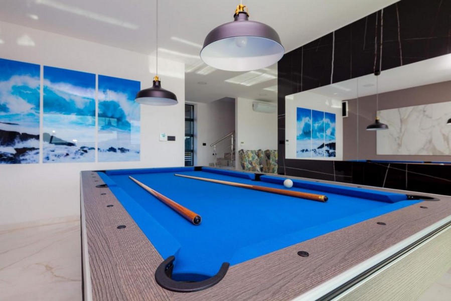 Séjour avec table de billard moderne et éclairage élégant