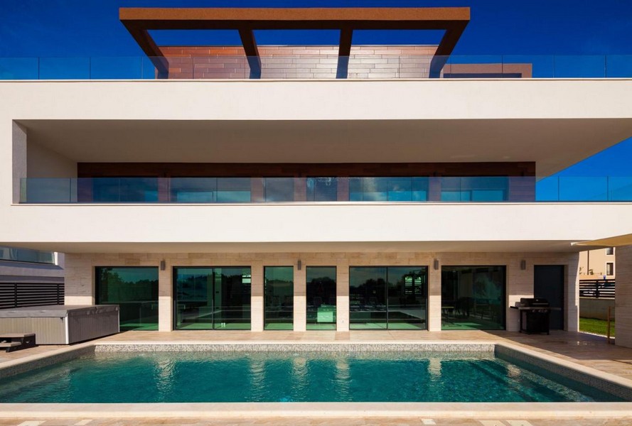 Villa avec piscine et pergola en bois sur le toit