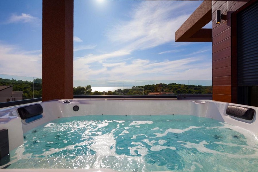 Jacuzzi et vue mer du bien H3737 en Croatie - Panorama Scouting.