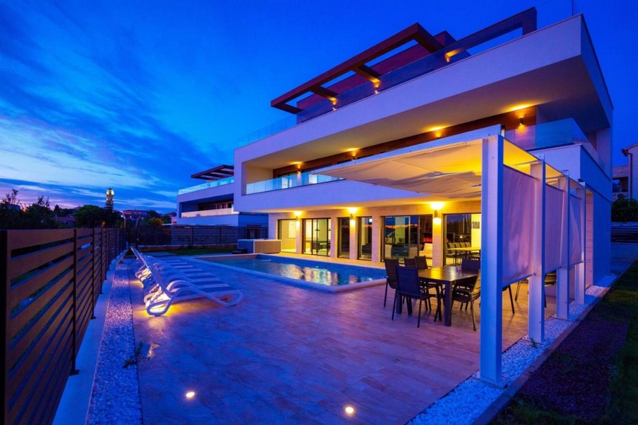 Villa H3737 de nuit avec un bel éclairage