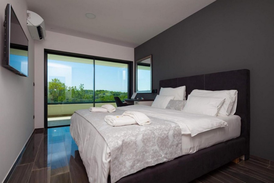 Chambre élégante avec lit double et vue sur la verdure