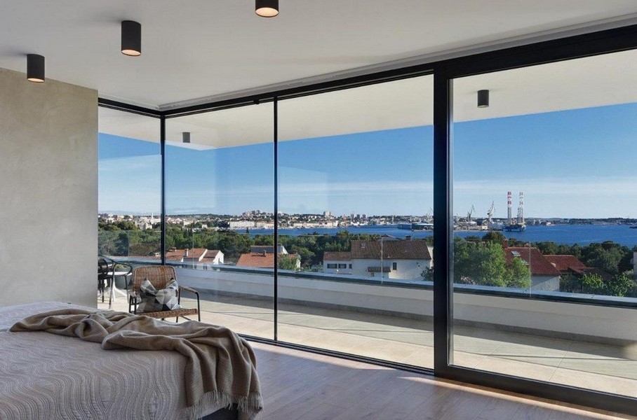 Chambre avec fenêtres panoramiques et vue mer