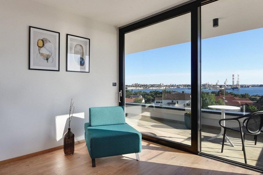 Coin salon à l'étage avec vue mer
