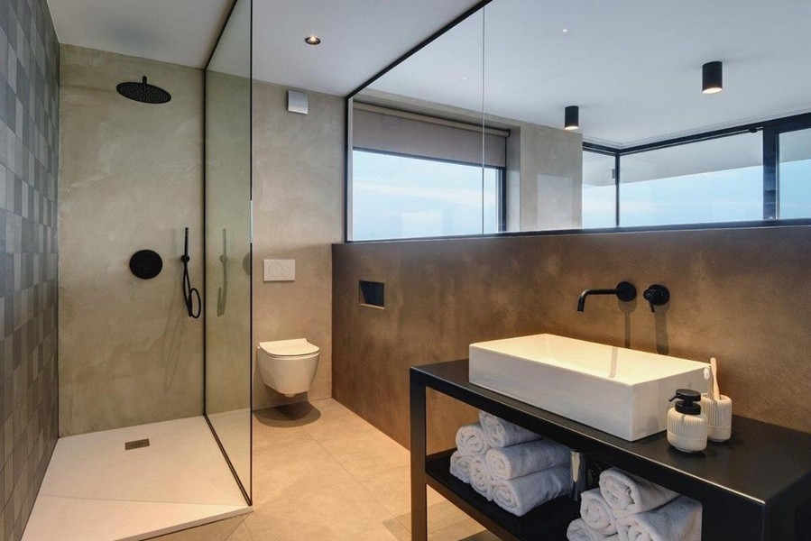 Salle de bains moderne avec douche et meuble-lavabo