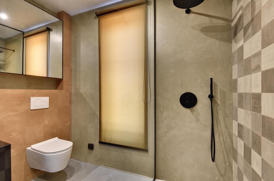 Salle de bains avec douche à l'italienne et carrelage beige