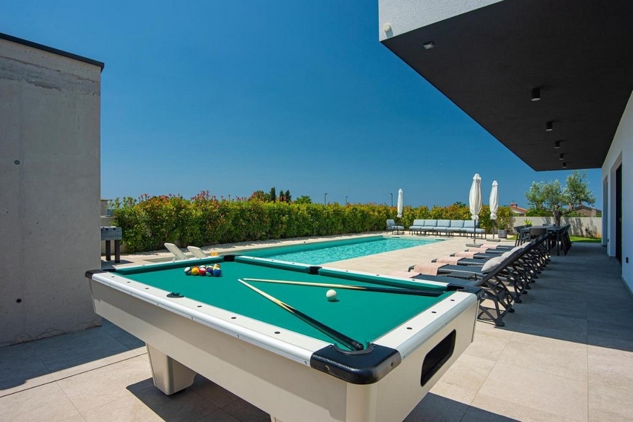 Table de billard en extérieur à côté de la piscine