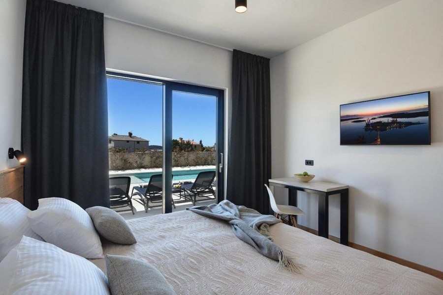Chambre avec accès à la terrasse de la piscine