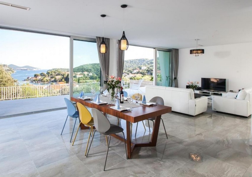 Séjour et coin repas avec vue mer dans une villa moderne près de Dubrovnik