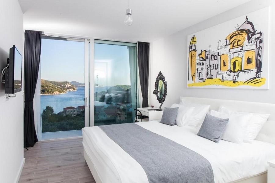 Chambre avec fenêtre panoramique et vue mer