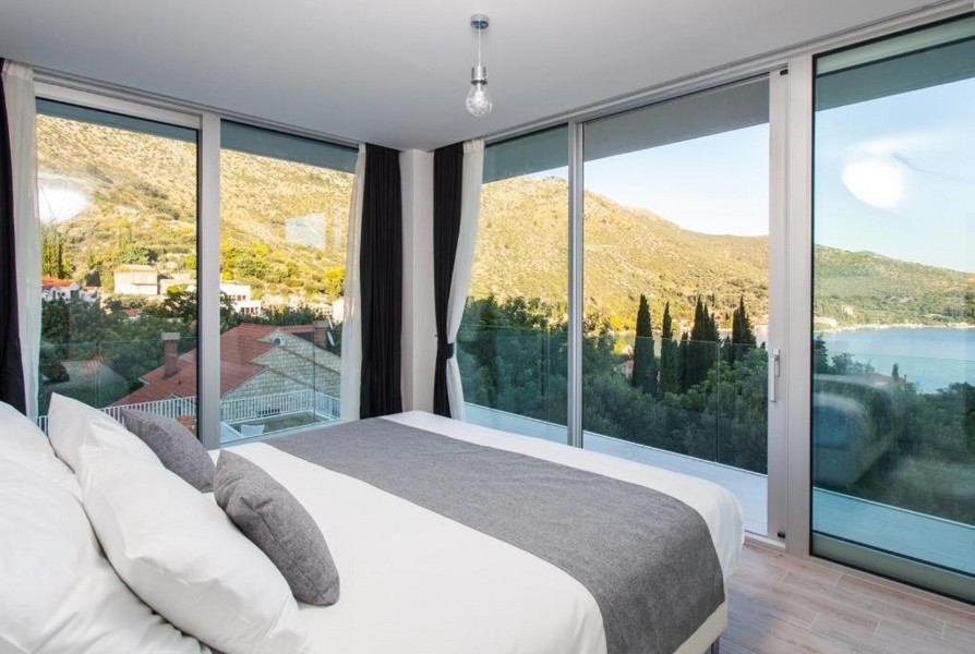 Chambre avec vitrage d'angle et vue sur la côte