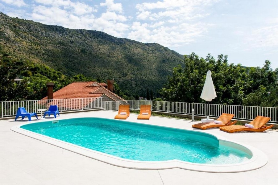 Espace piscine privé avec bains de soleil et vue sur les montagnes