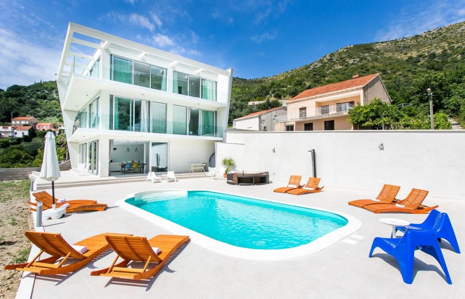 Vue extérieure de la villa moderne avec piscine et terrasse