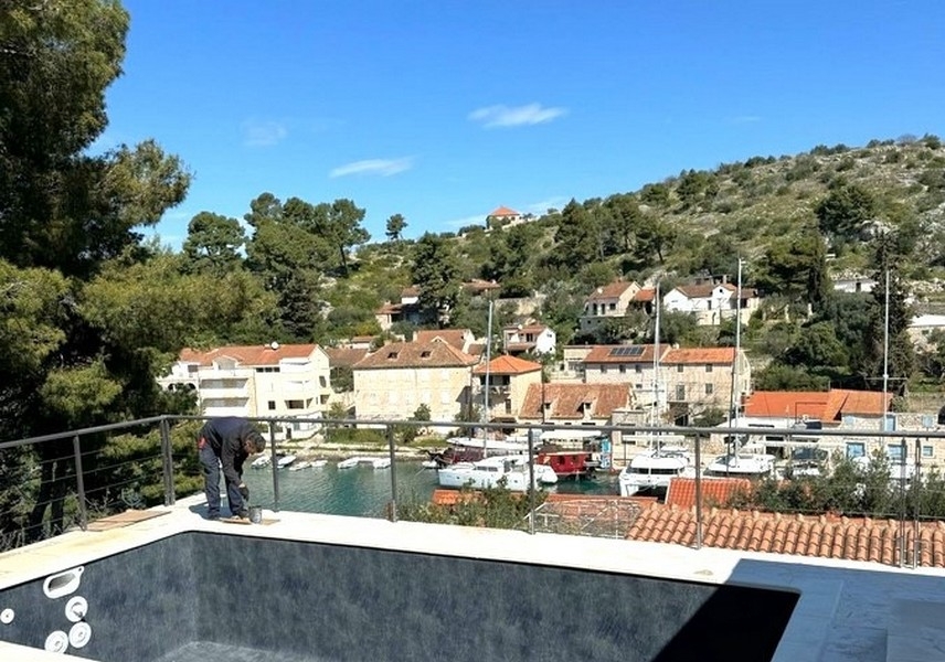 Vue du toit-terrasse sur la baie du port et les bateaux