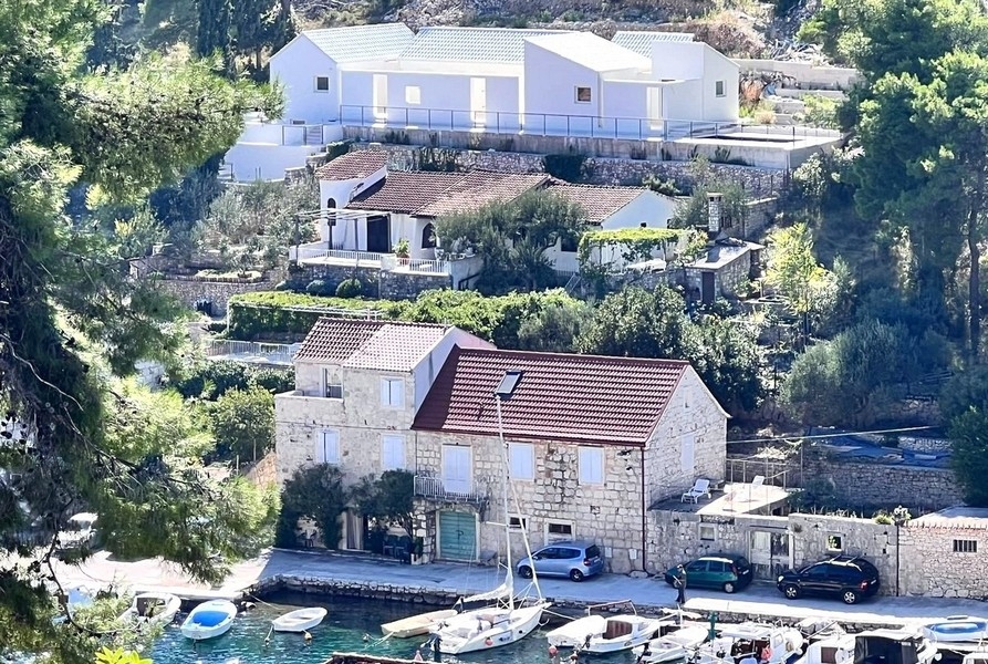 Villa blanche pieds dans l'eau en Croatie - Panorama Scouting H3740.