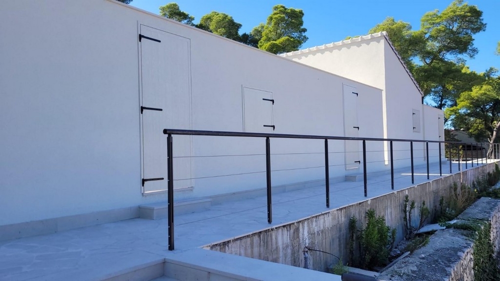 Vue extérieure de la maison moderne avec façade blanche et garde-corps