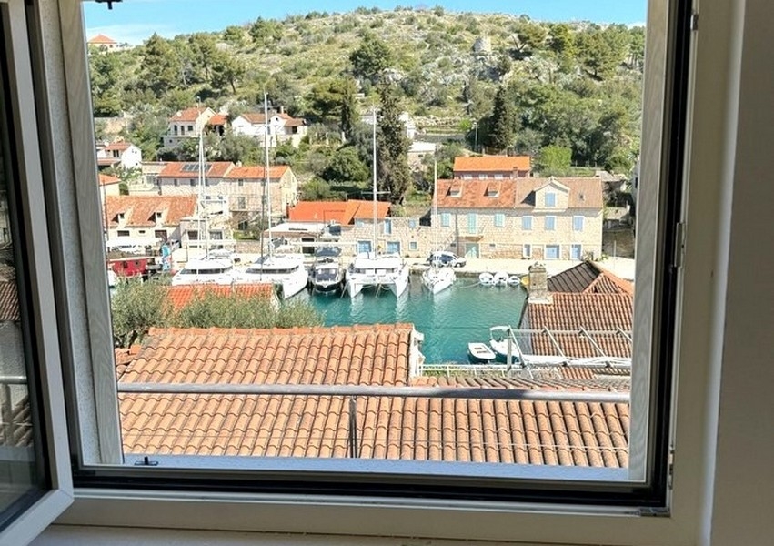 Vue par la fenêtre sur le port et les bateaux