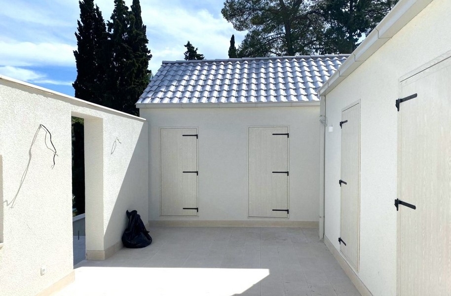 Cour intérieure avec murs blancs et tuiles