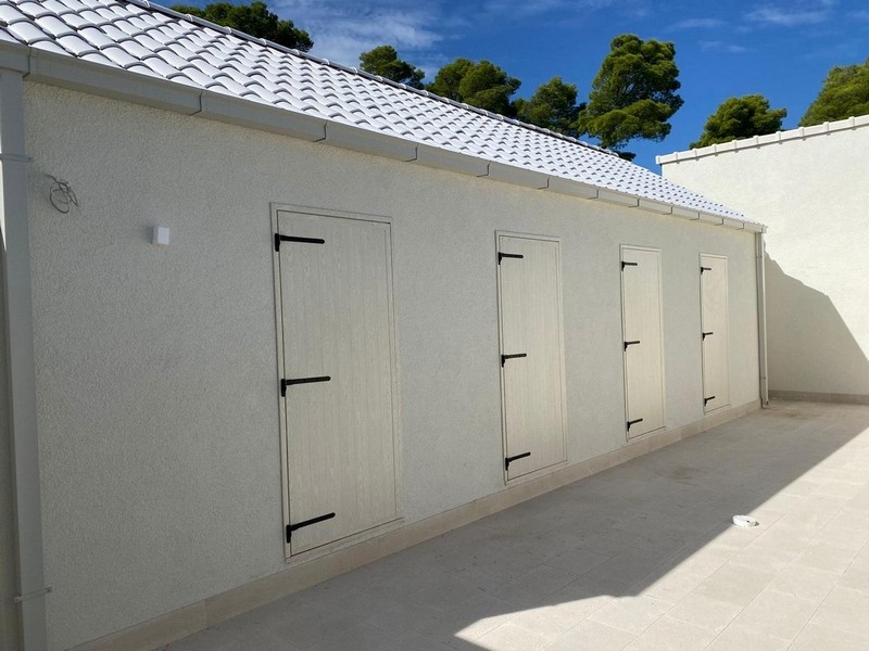 Bâtiment avec plusieurs portes et façade claire