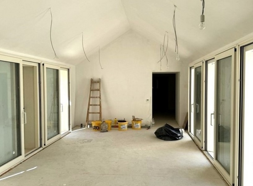 Intérieur de la maison en gros œuvre avec portes coulissantes