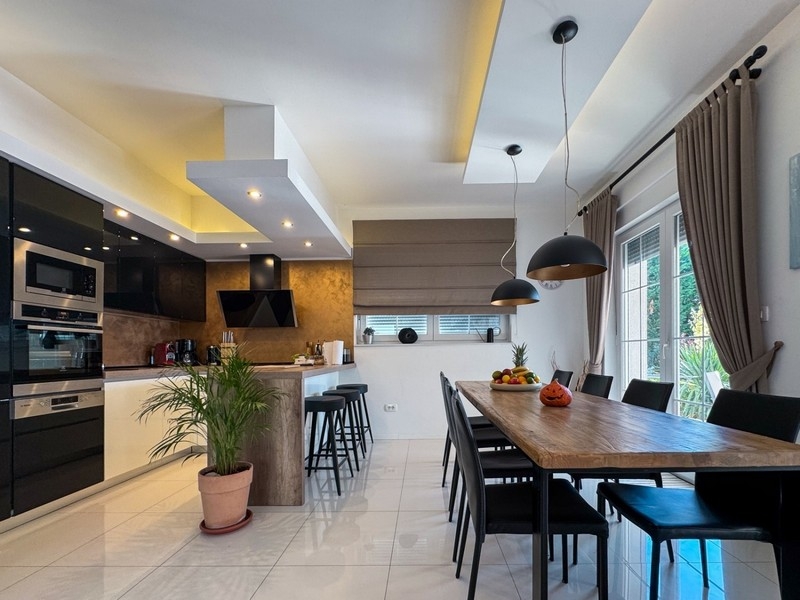 Cuisine moderne avec coin repas et grande table