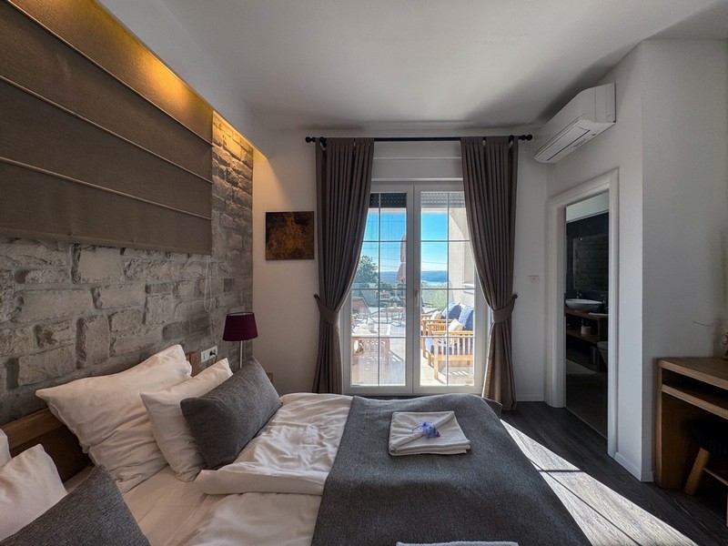 Chambre avec lit double et accès à la terrasse