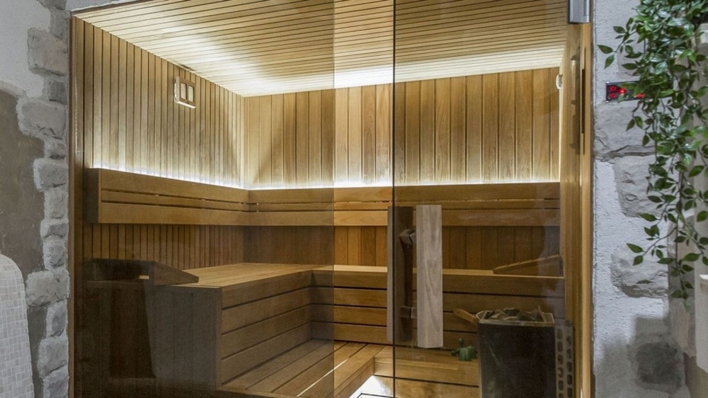 Sauna en bois avec façade vitrée dans une villa moderne en Istrie
