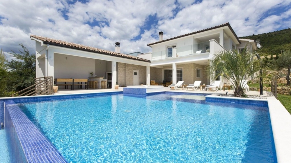 Villa avec piscine et cuisine d'été couverte dans le jardin