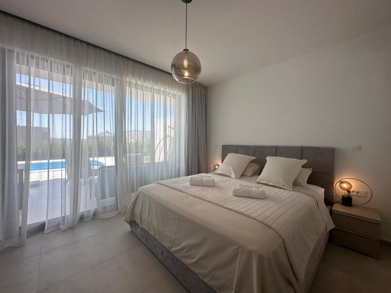 Chambre au design moderne avec vue sur la piscine