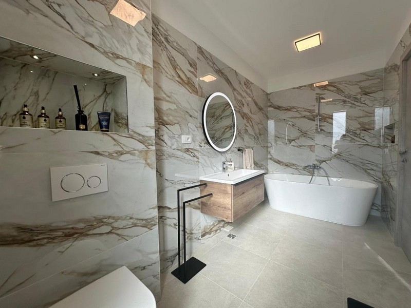 Salle de bains avec baignoire îlot et design en marbre