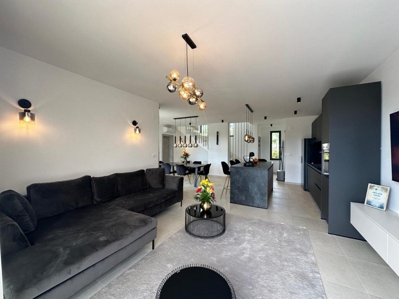 Séjour au mobilier moderne.