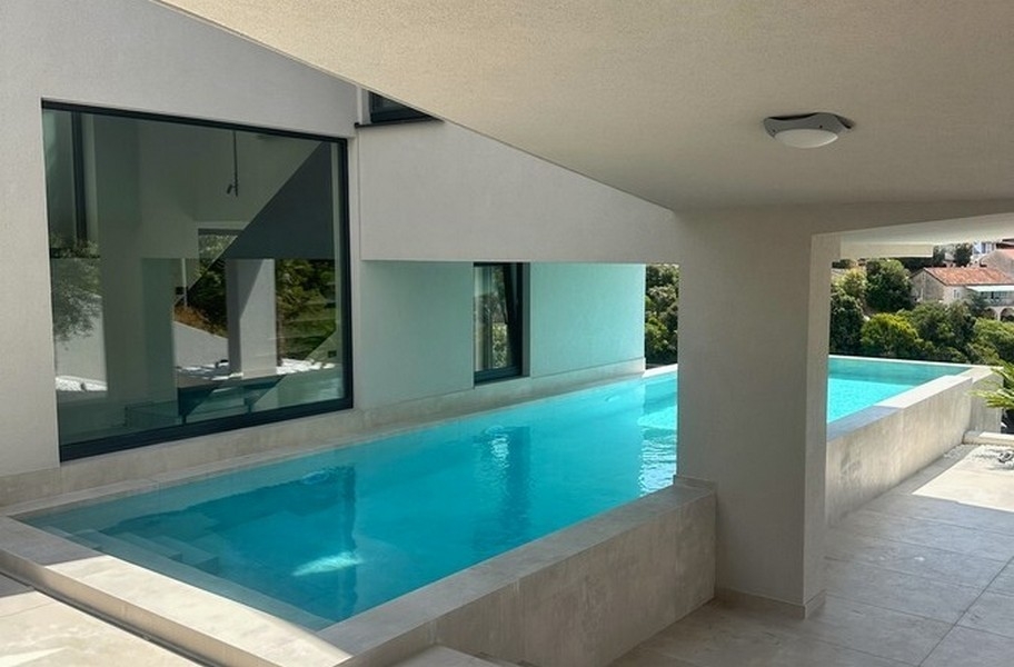 Espace piscine couvert au design moderne