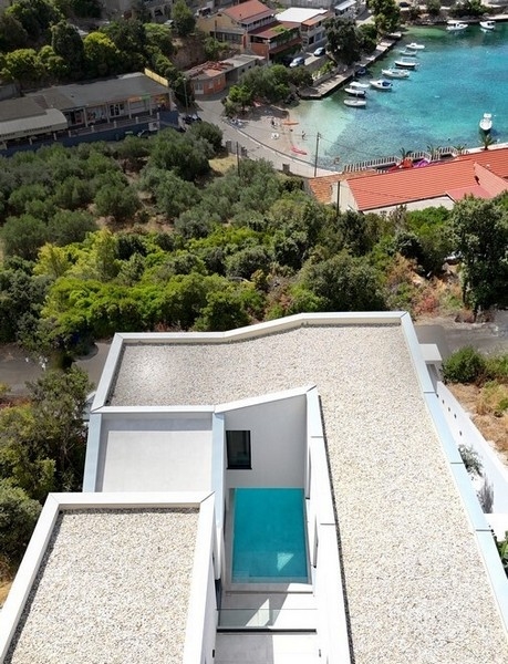 Vue aérienne avec piscine et vue mer