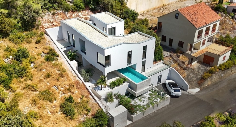 Villa moderne avec piscine et vue mer sur Brac