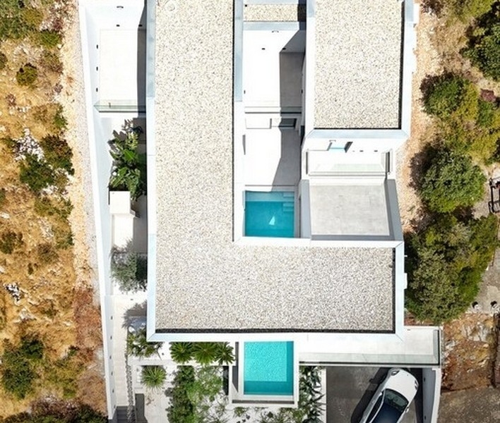 Vue de dessus de la propriété avec piscine et terrasses