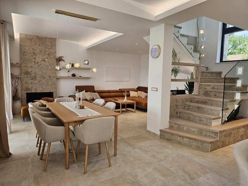 Séjour et salle à manger avec escalier menant à l'étage