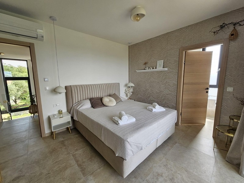 Chambre avec lit double et accès à la salle de bains