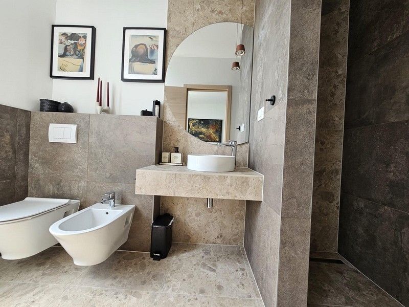 Salle de bains moderne avec douche, bidet et miroir