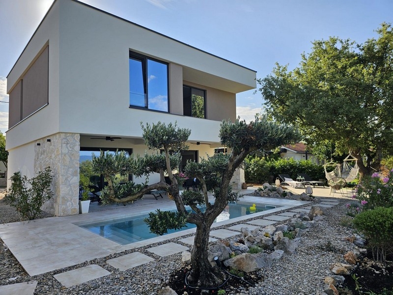 Maison moderne avec piscine et jardin en Croatie