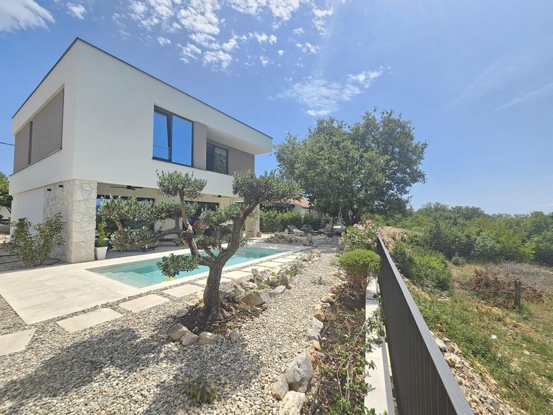 Villa design avec piscine, terrasse et oliviers
