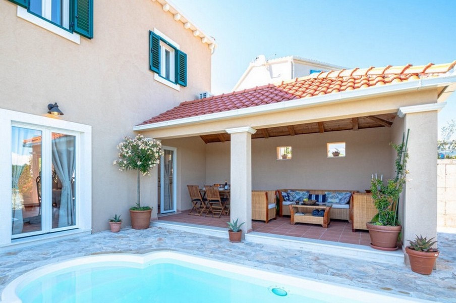 Piscine et espace couvert de la villa à vendre sur Korcula.