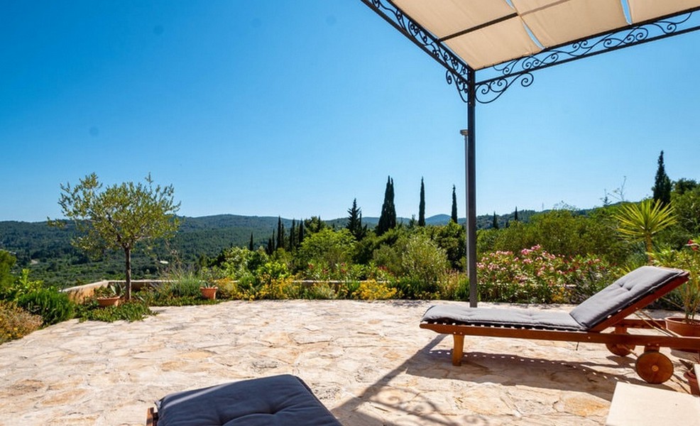Terrasse avec bains de soleil et pergola