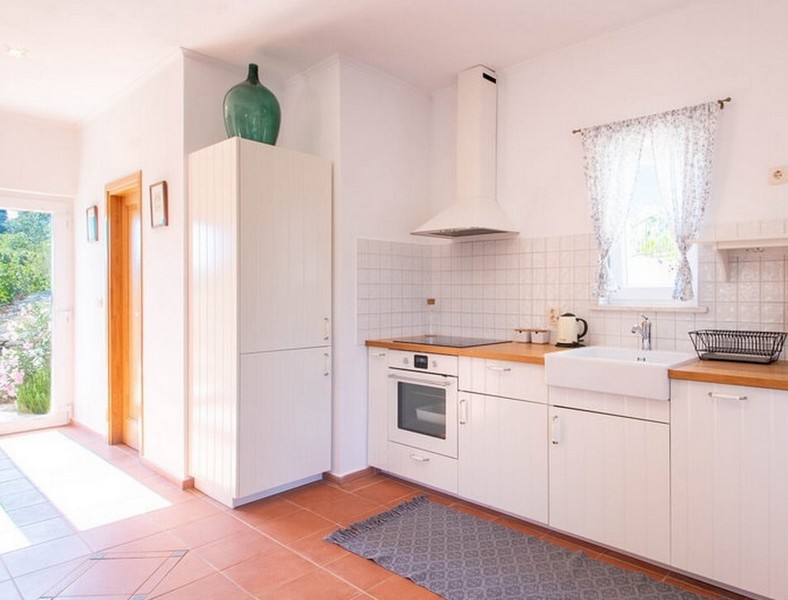 Cuisine lumineuse avec appareils encastrés