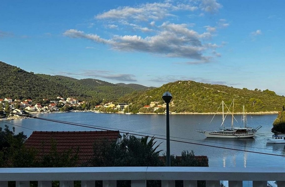 Vue du balcon sur la baie avec voilier