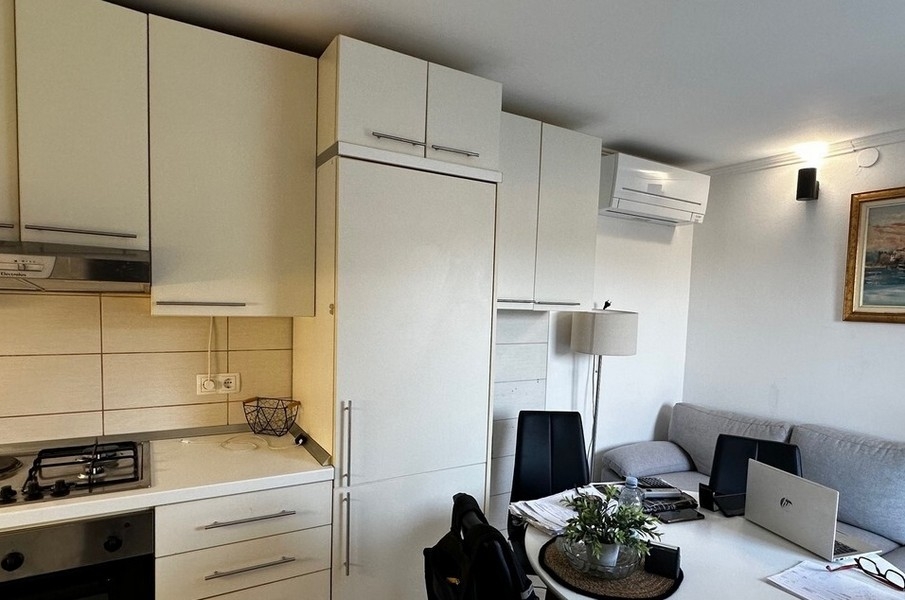 Cuisine avec séjour et mobilier