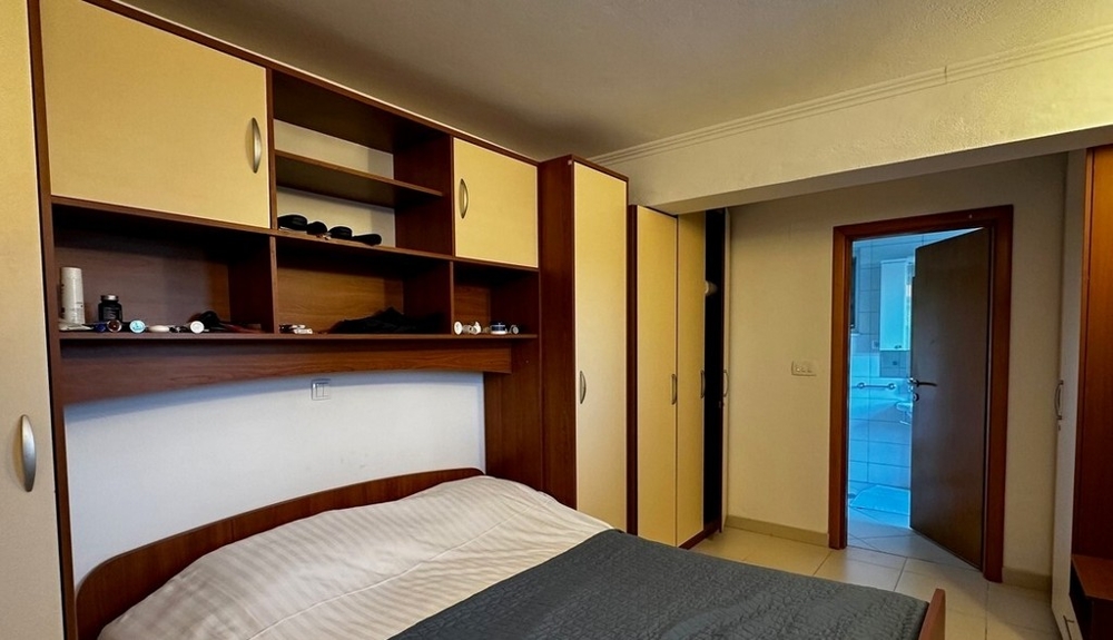 Chambre avec placards encastrés