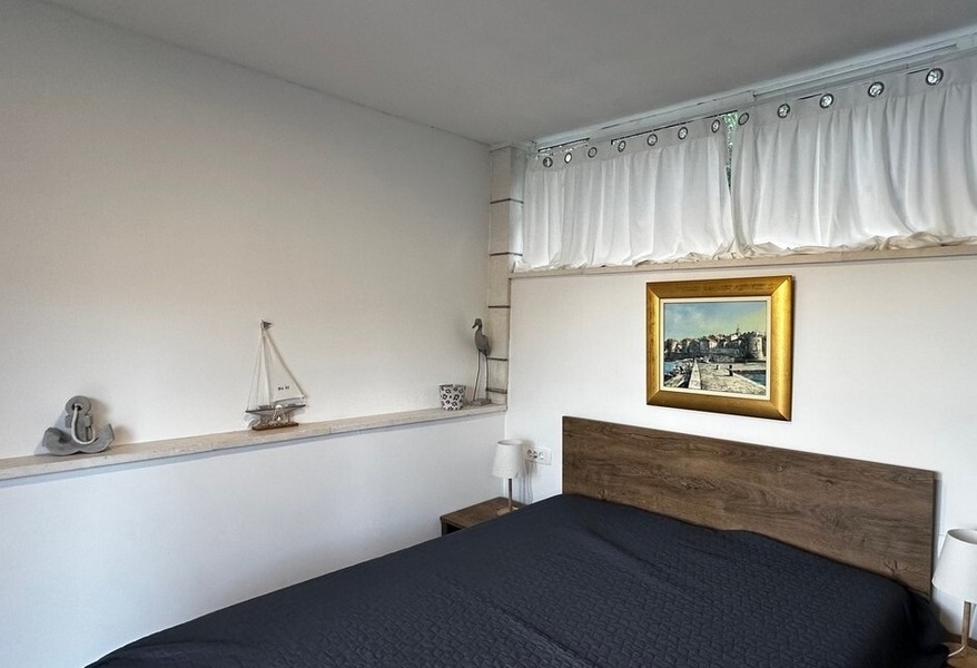 Chambre avec décoration et tableau mural