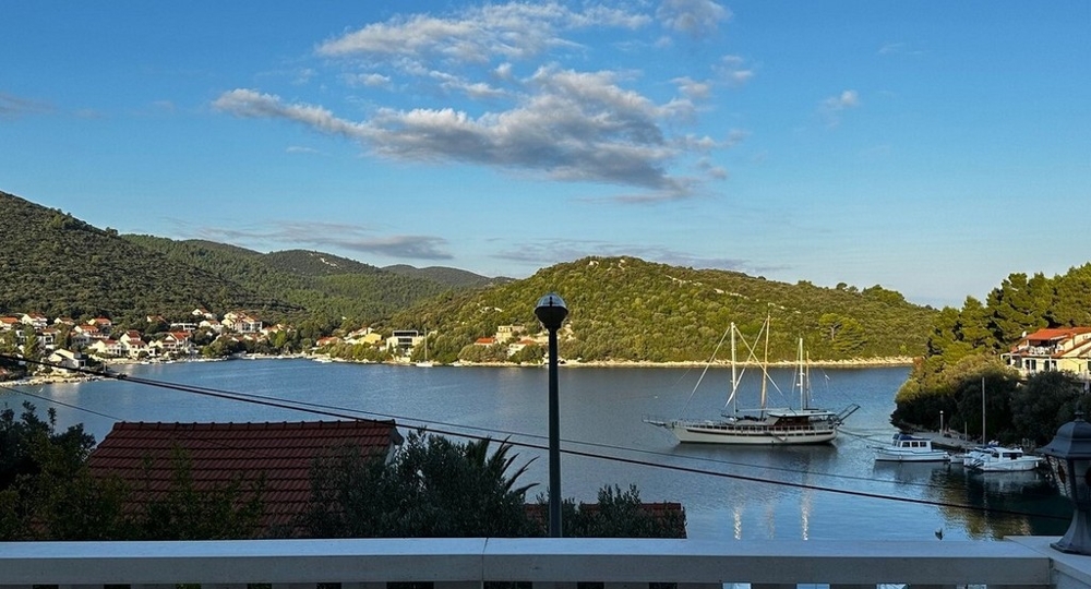 Vue sur la baie avec bateaux et collines