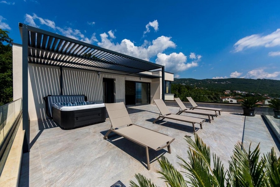 Toit-terrasse avec transats et couverture moderne - villa H3752 en Croatie.