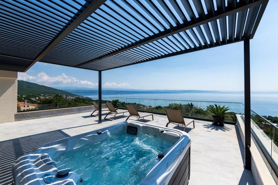 Jacuzzi sur la terrasse avec vue mer panoramique